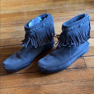 LIKE NEW MINNETONKA FRINGE BOOTS